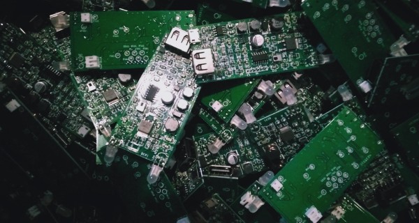 做好的PCBA板未規范放置,容易出現撞件 做好的<a href='/new/175.html' style='color: blue;' target='_blank'><a href='/new/175.html' style='color: blue;' target='_blank'>PCB</a></a>A板未規范放置,容易出現撞件